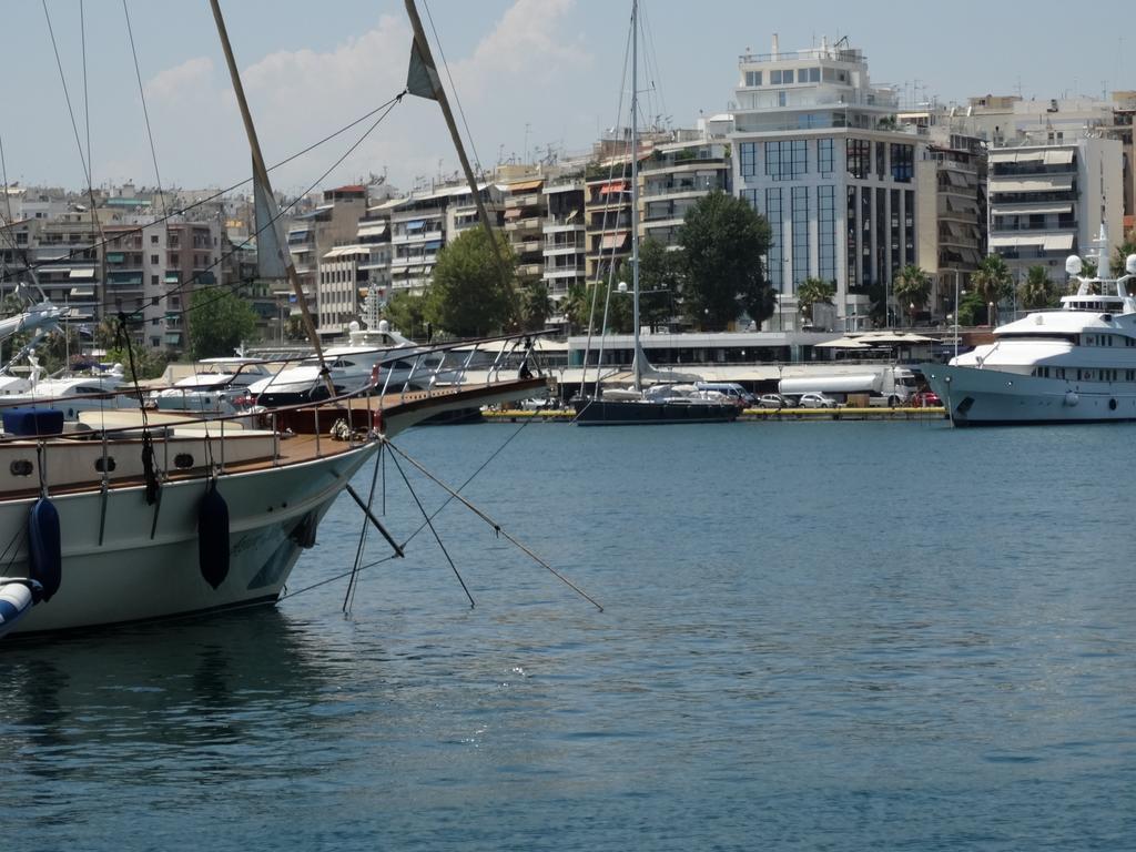 Faros I Hotel Piraeus Buitenkant foto