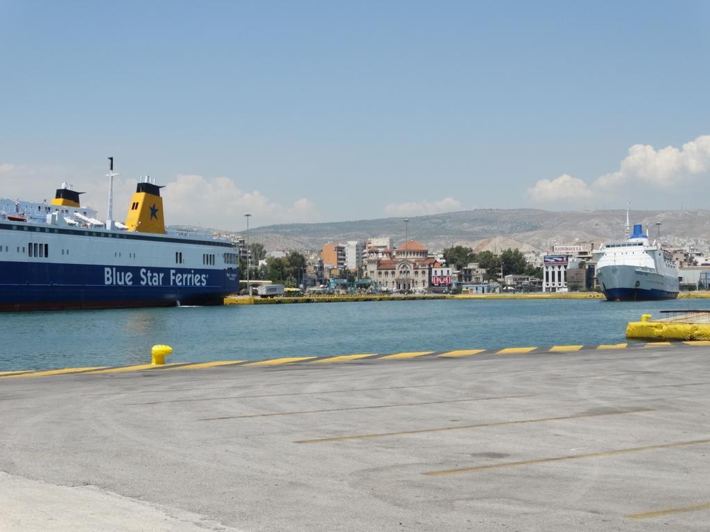 Faros I Hotel Piraeus Buitenkant foto